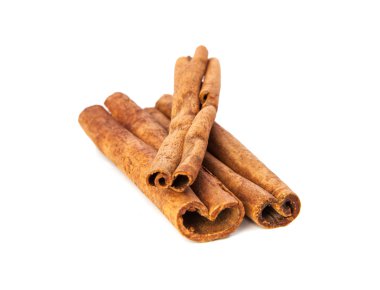 Tarçın beyaz arkaplanda izole edildi