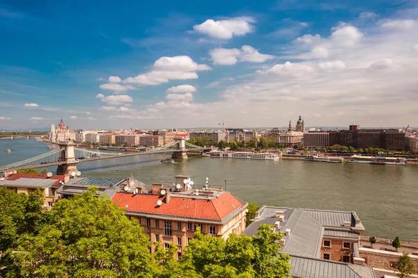 Budapest panorámás áttekintése a Parlament épületével — Stock Fotó