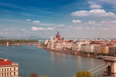 Parlamento binası ile Budapeşte 'nin panoramik genel değerlendirmesi