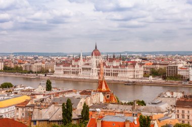 Parlamento binası ile Budapeşte 'nin panoramik genel değerlendirmesi