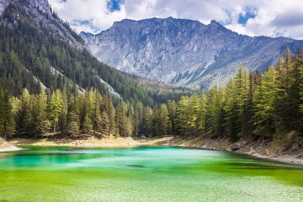 Fridfull utsikt över bergen med sjö, Österrike — Stockfoto