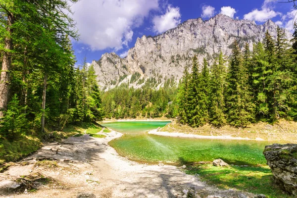 Fridfull utsikt över bergen med sjö, Österrike — Stockfoto