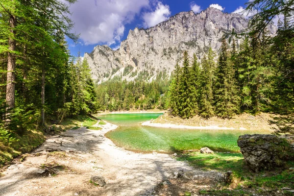 Fridfull utsikt över bergen med sjö, Österrike — Stockfoto