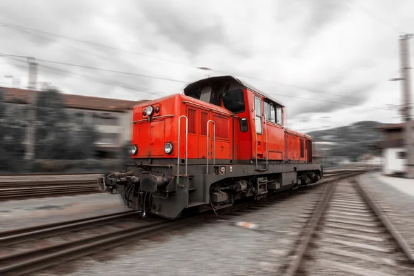 Locomotiva diesel brillante rossa — Foto Stock