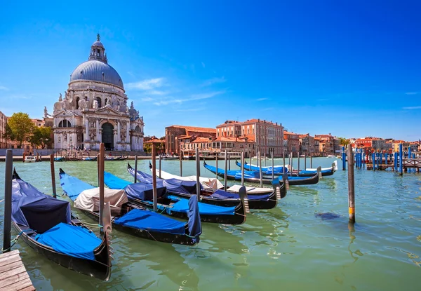 Kanał grande z basilica di santa maria della salute w Wenecji, Włochy — Zdjęcie stockowe