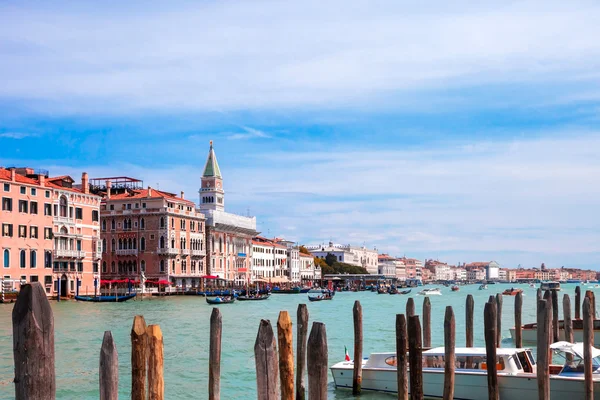 Canal Grande con Basílica de Santa Maria della Salute en Venecia, Italia — Foto de Stock