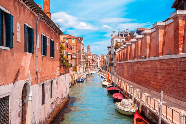 Canal Grande com Basílica de Santa Maria della Saudação em Veneza, Itália — Fotografia de Stock