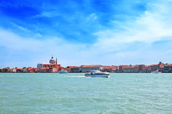 Canal Grande avec Basilique Santa Maria della Salute à Venise, Italie — Photo