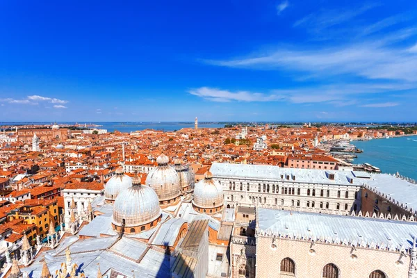 Canal Grande com Basílica de Santa Maria della Saudação em Veneza, Itália — Fotografia de Stock