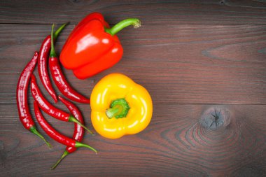 Kırmızı ve sarı ile kırmızı biber ahşap arka plan üzerinde kırmızı biber