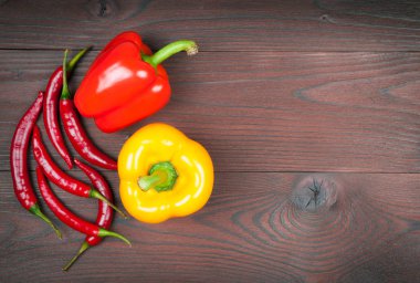 Kırmızı ve sarı ile kırmızı biber ahşap arka plan üzerinde kırmızı biber