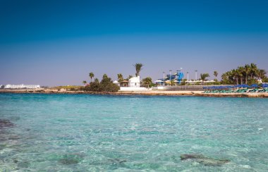 Nissi beach ile Kıbrıs'taki beyaz kilise Ayia Napa ada