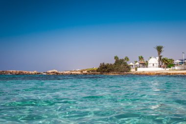 Nissi beach ile Kıbrıs'taki beyaz kilise Ayia Napa ada