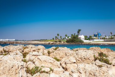 Nissi beach ile Kıbrıs'taki beyaz kilise Ayia Napa ada