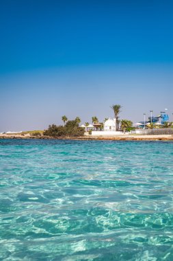 Nissi beach ile Kıbrıs'taki beyaz kilise Ayia Napa ada