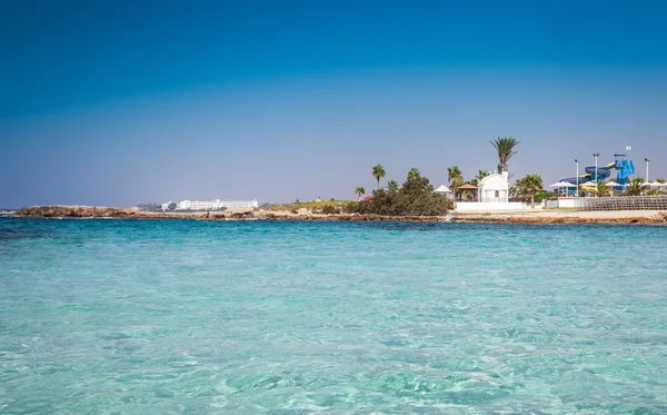 Playa Nissi con iglesia blanca en isla de Chipre Ayia Napa — Foto de Stock