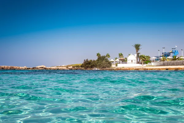 Playa Nissi con iglesia blanca en isla de Chipre Ayia Napa — Foto de Stock