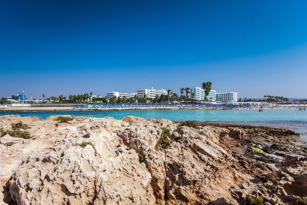 Вид на лазурную воду и пляж Нисси в Айя Фаза, Cyprus — стоковое фото