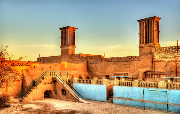 Traditional houses in Yazd with windcatcher ventilation towers — Stock Photo, Image