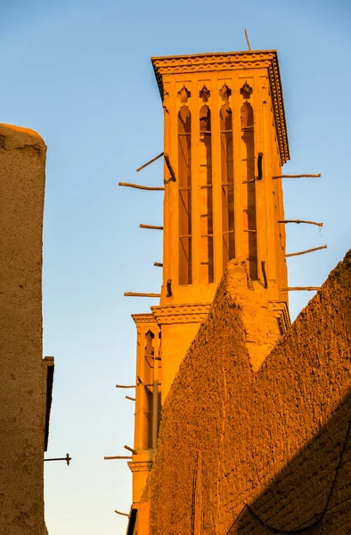 Casas tradicionais em Yazd com torres de ventilação windcatcher — Fotografia de Stock