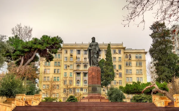 Статуя Нізамі Гянджеві в Баку — стокове фото