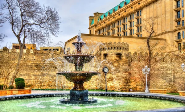 Fuente en los jardines filarmónicos de Bakú — Foto de Stock