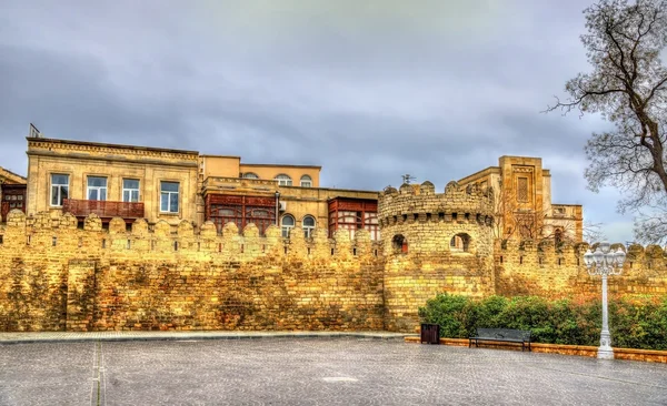Ancien mur de forteresse dans la vieille ville de Bakou — Photo