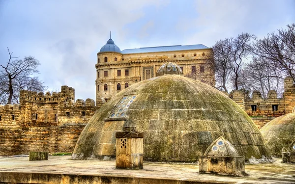 Round roofs of ancient public baths in Baku — Stock Photo, Image