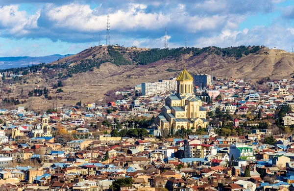 Weergave van de Sameba-kathedraal in Tbilisi — Stockfoto