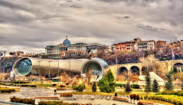 Rezydencja prezydenta powyżej centrum kultury w Tbilisi — Zdjęcie stockowe