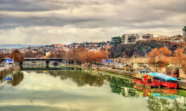 Tbilisi z rzeki Kura - Gruzja — Zdjęcie stockowe