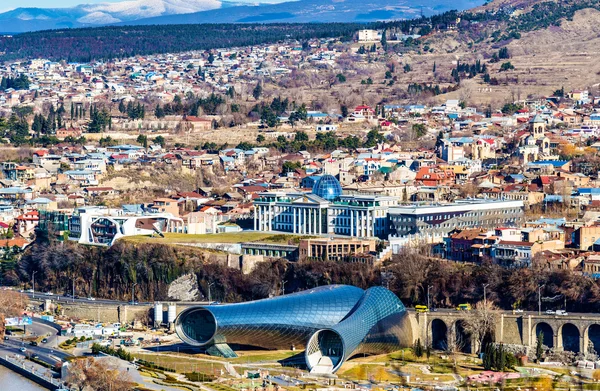 Rezydencja prezydenta powyżej centrum kultury w Tbilisi — Zdjęcie stockowe