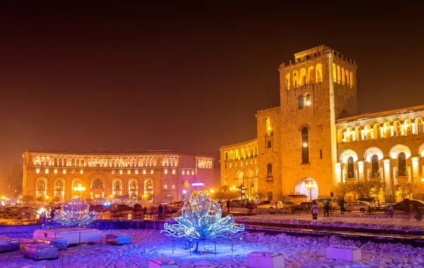 Der weihnachtlich geschmückte Platz der Republik, Eriwan — Stockfoto