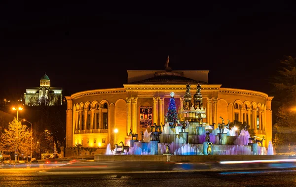 Fontaine de Kolkhida, Théâtre dramatique géorgien et cathédrale de Bagrati à Kutaisi — Photo