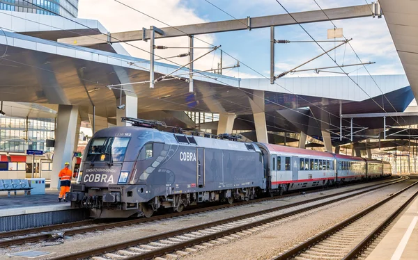 Osobní vlak ve stanici Wien Hauptbahnhof. — Stock fotografie