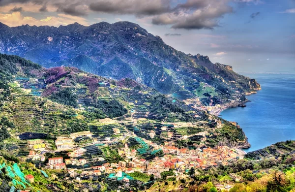 Vista del pueblo de Minori en la costa de Amalfi — Foto de Stock