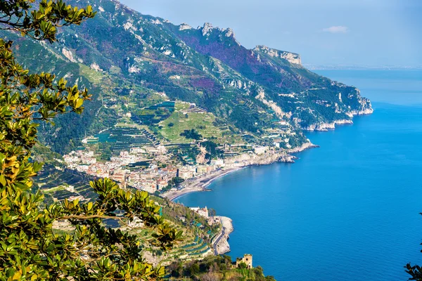 Weergave van Maiori stad aan de kust van Amalfi — Stockfoto