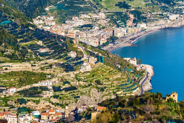 Pohled na Minori a Maiori měst na pobřeží Amalfi — Stock fotografie