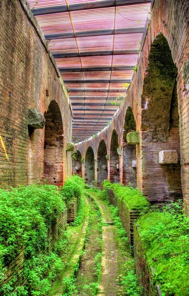 Passagem subterrânea sob a arena do Anfiteatro de Cápua — Fotografia de Stock