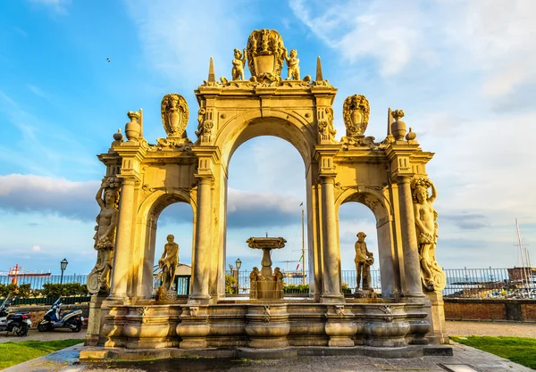 Immacolata фонтан на березі моря у місті Неаполь — стокове фото
