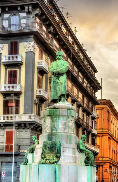 Estátua de Umberto I na rua Nazario Sauro em Nápoles — Fotografia de Stock