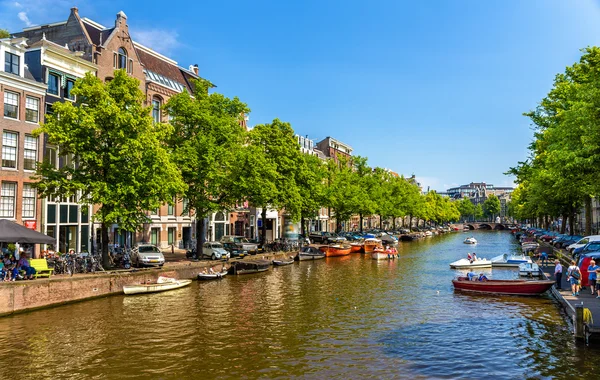 Kanal i amsterdam, nederland — Stockfoto
