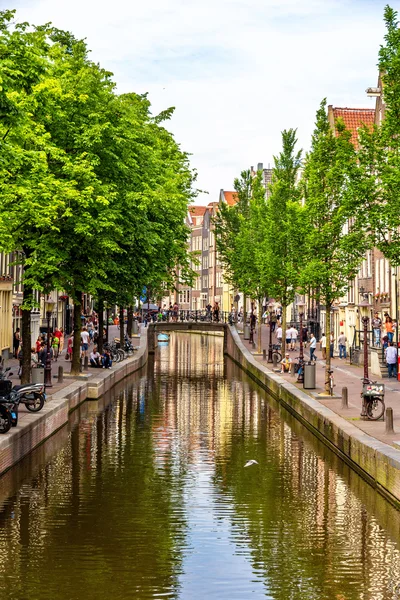 Canal nel quartiere De Wallen di Amsterdam — Foto Stock