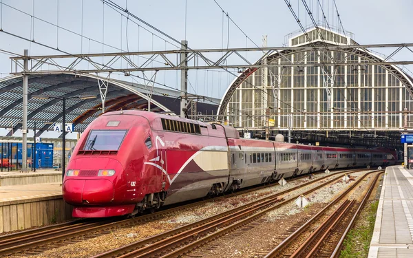 Высокоскоростной поезд Thalys на Центральном вокзале Амстердама — стоковое фото