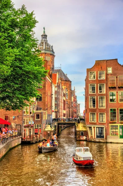 Canal em De Wallen distrito de Amsterdã — Fotografia de Stock