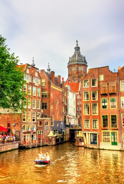 Canal nel quartiere De Wallen di Amsterdam — Foto Stock