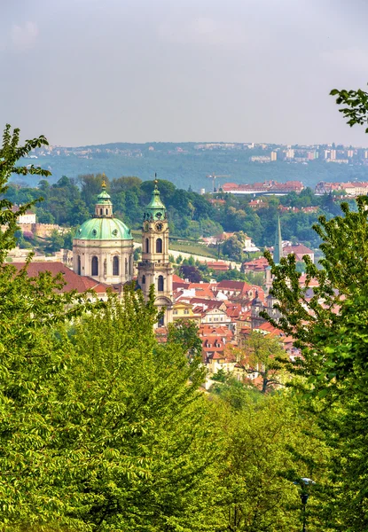 Die Kirche der Heiligen Nikolaus in Prag — Stockfoto