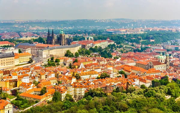 Prague Castle - Çek Cumhuriyeti görünümünü — Stok fotoğraf