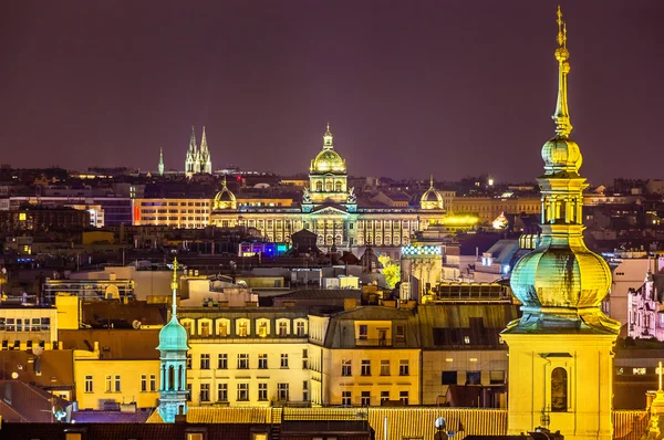 Gece görünümü üzerinden Prag Belediye Binası doğru Ulusal Müzesi — Stok fotoğraf