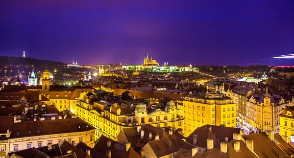 Prag üzerinden eski Belediye Binası gece görünümü — Stok fotoğraf